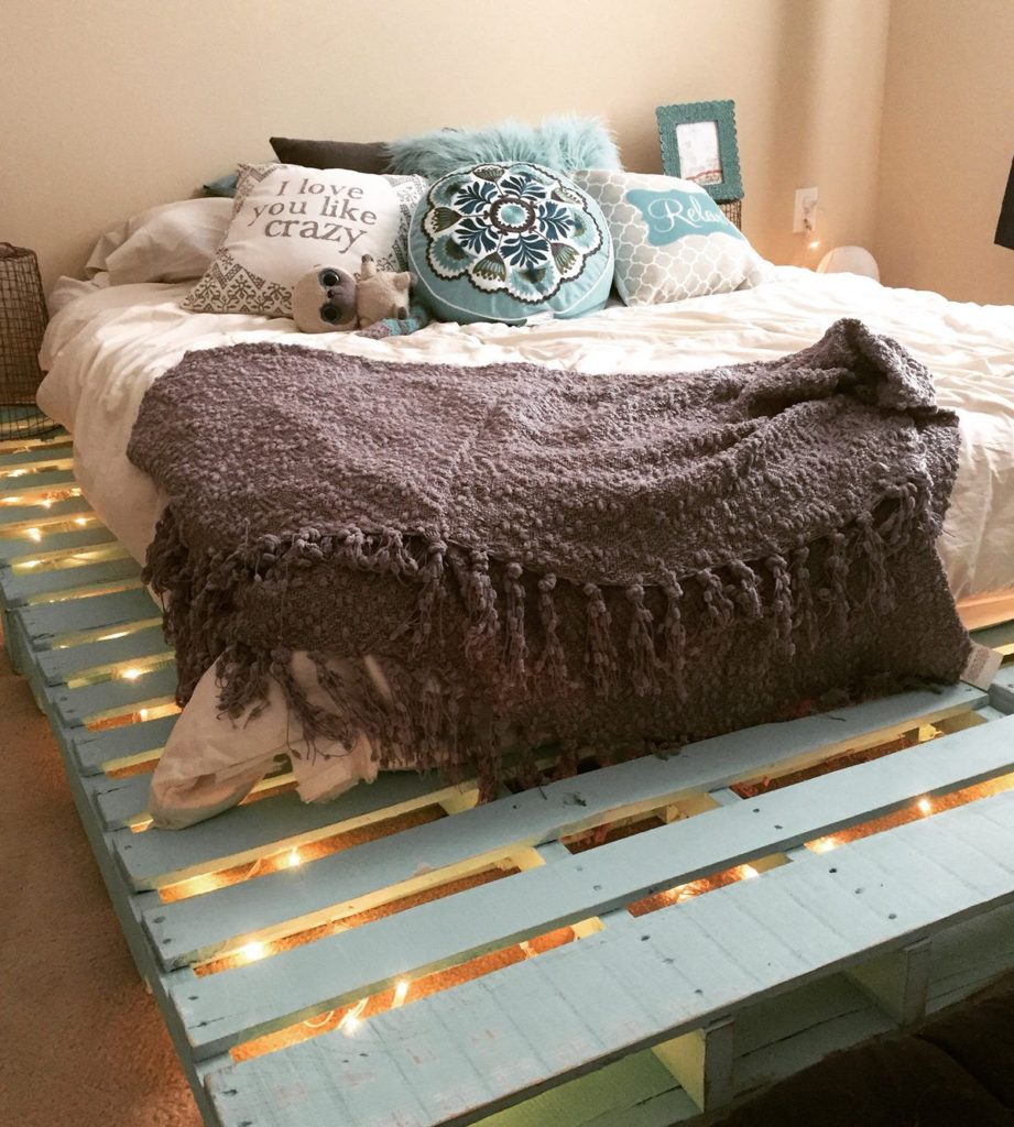 Manželská postel z palet s podsvícením