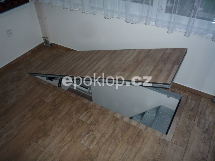 Dveřní poklop do sklepa